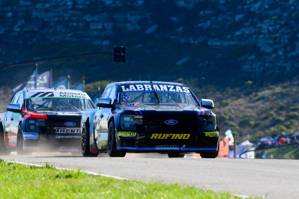 Vehículos del TC Pista Pick Up en plena velocidad durante los entrenamientos en el autódromo de Balcarce.