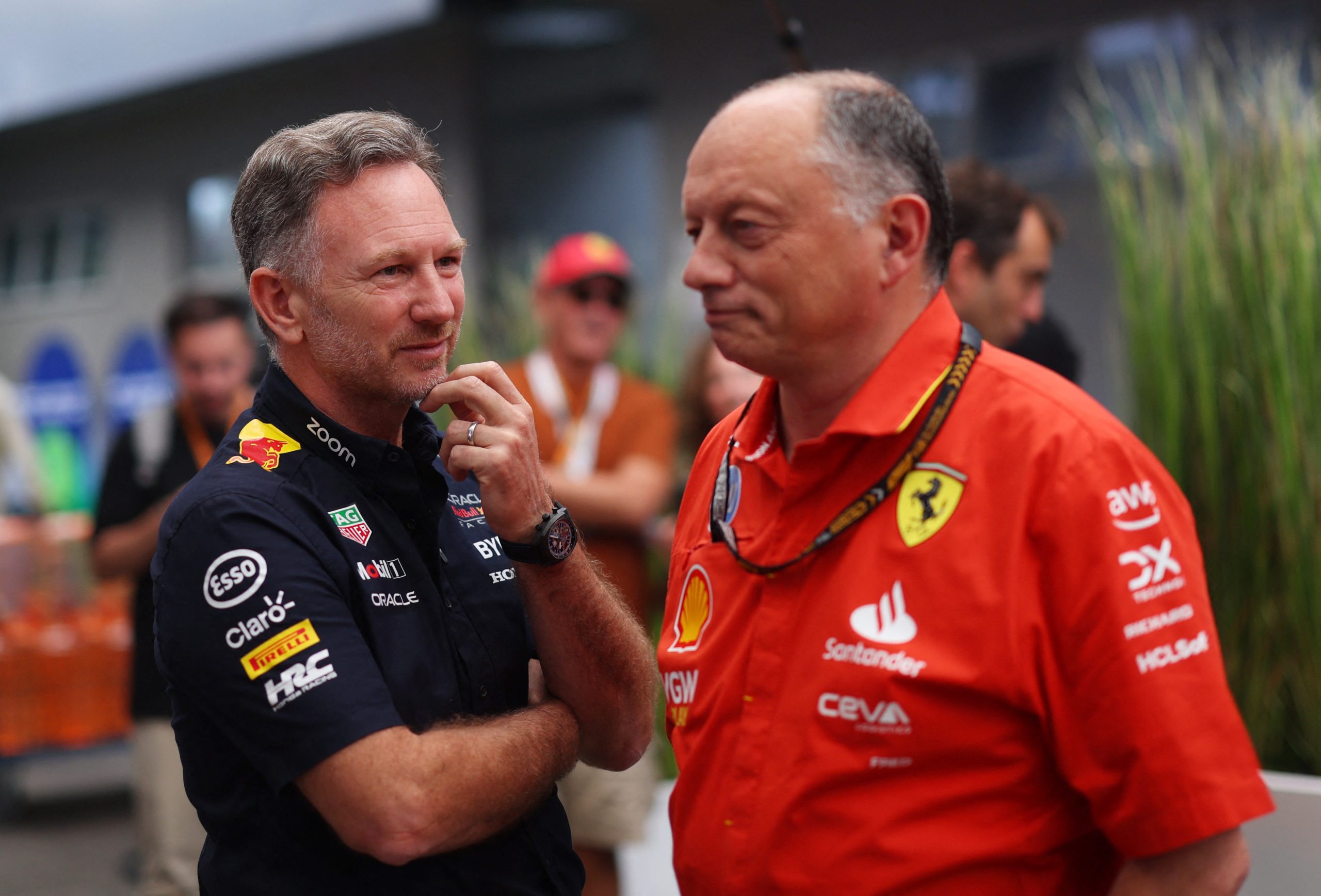 Christian Horner y Frédéric Vasseur dialogando en el paddock de la Fórmula 1.