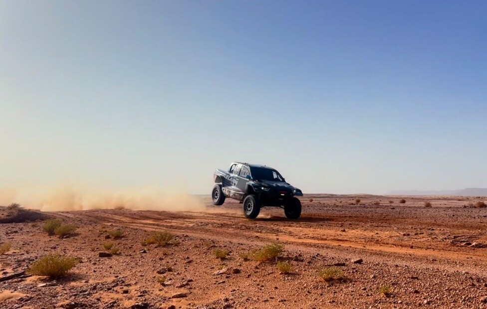 Nicolás Cavigliasso y Valentina Pertegarini en pleno test con el Toyota Hilux T1 Plus