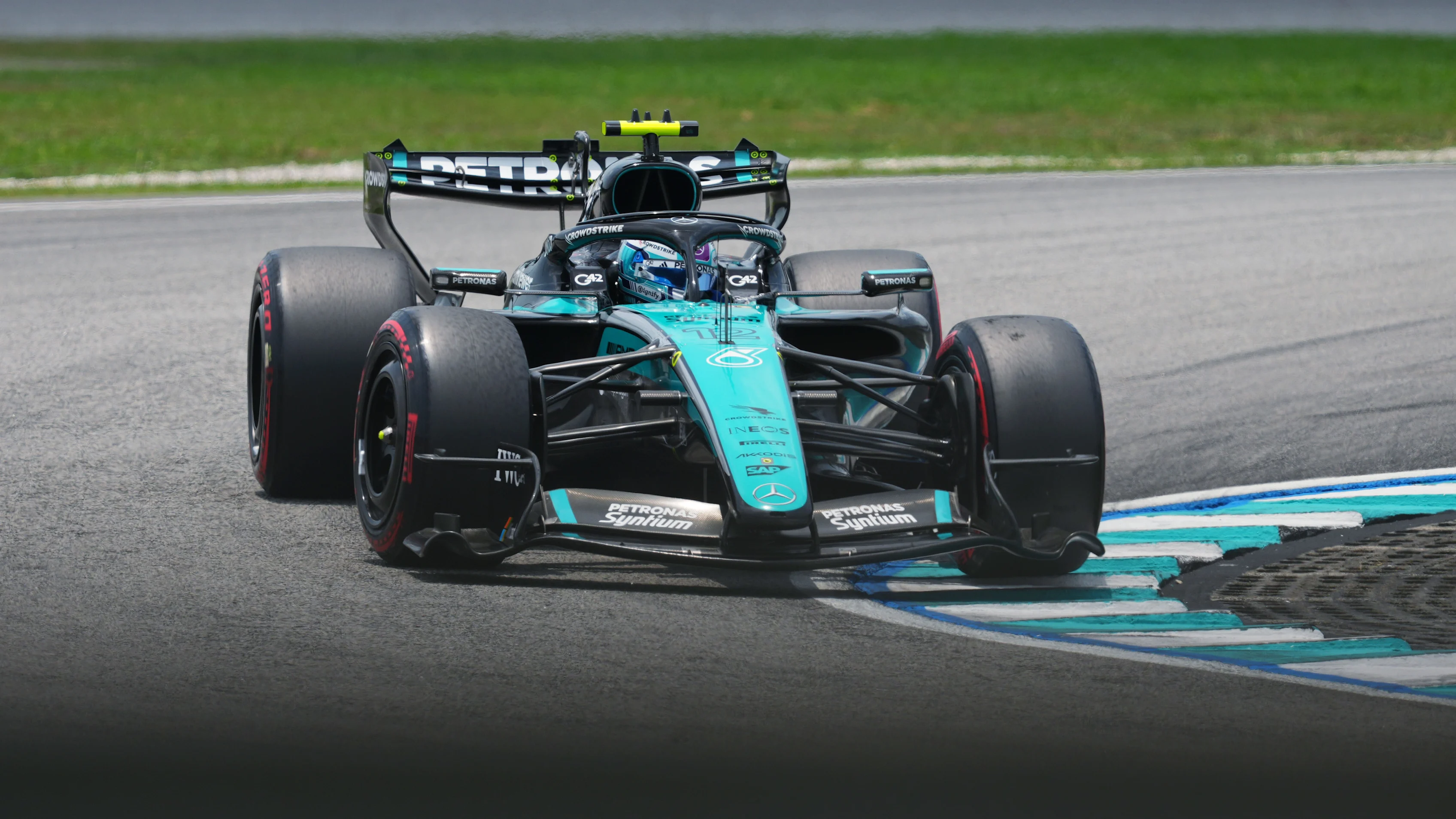 Monoplaza de Fórmula 1 circulando por la pista del circuito de Sepang durante las prácticas libres.
