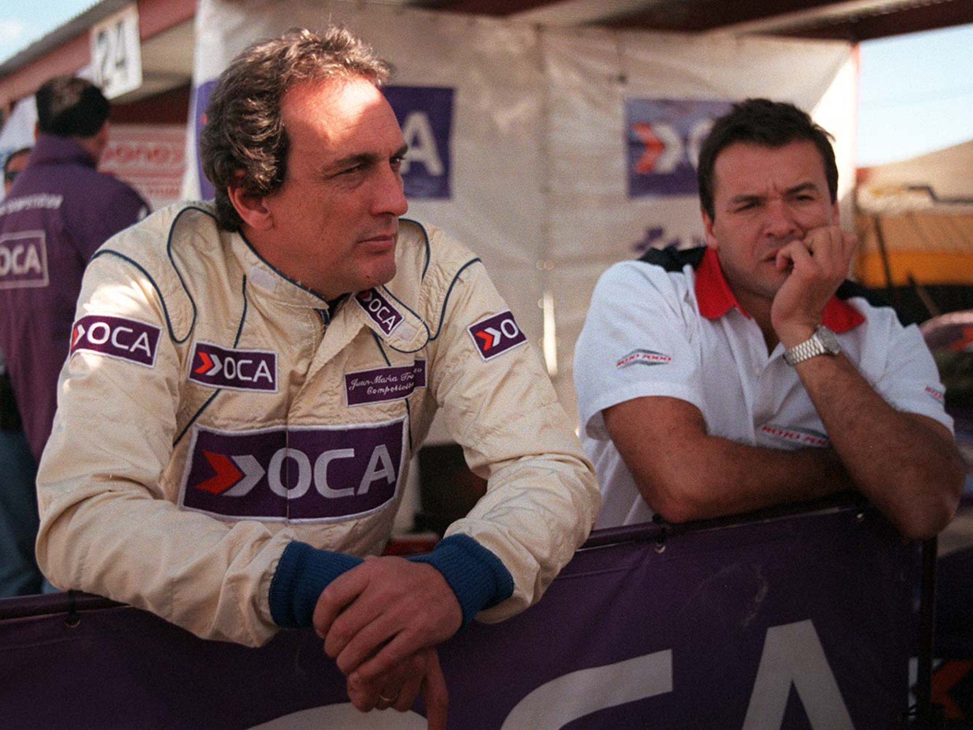 Juan María Traverso junto a otro integrante en los boxes durante una competencia de la temporada 2005.
