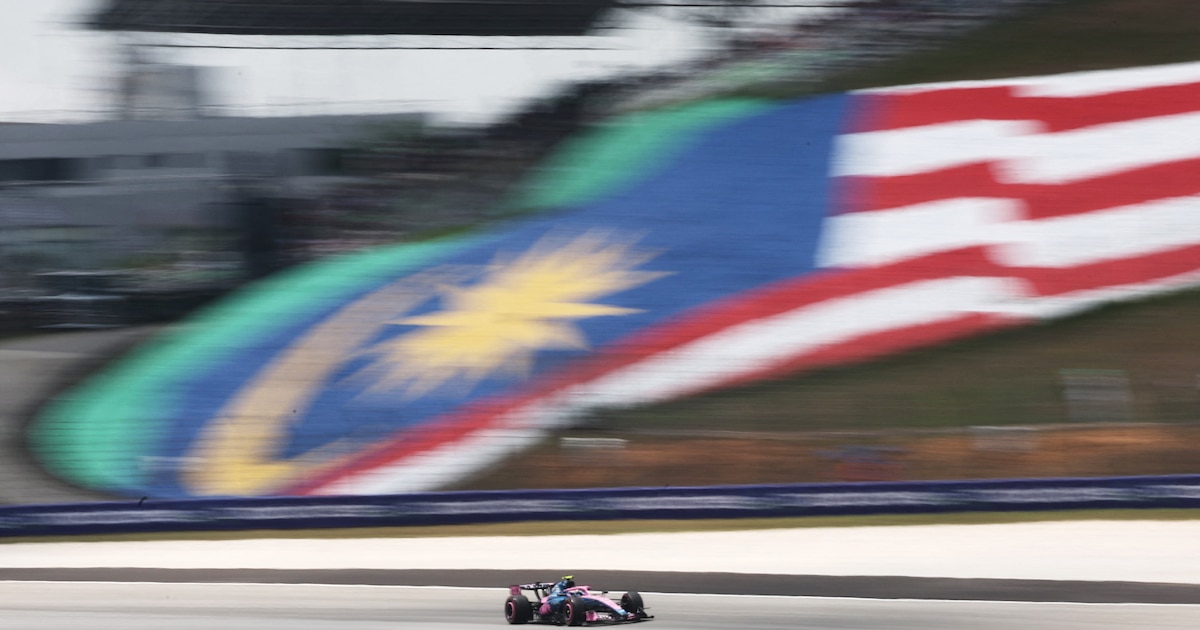 Un monoplaza de Fórmula 1 en plena aceleración sobre el asfalto del Circuito Internacional de Sepang.