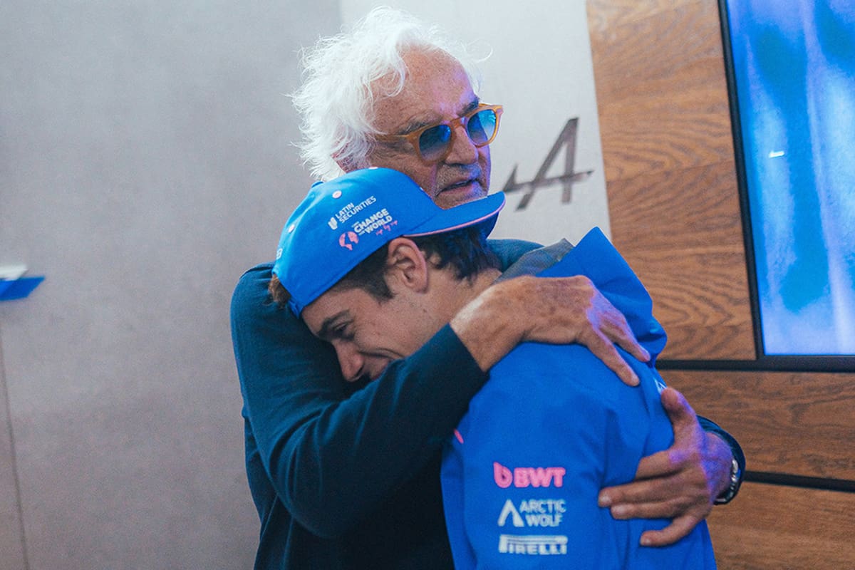 El jefe de la escudería Alpine, Flavio Briatore, junto al piloto argentino Franco Colapinto