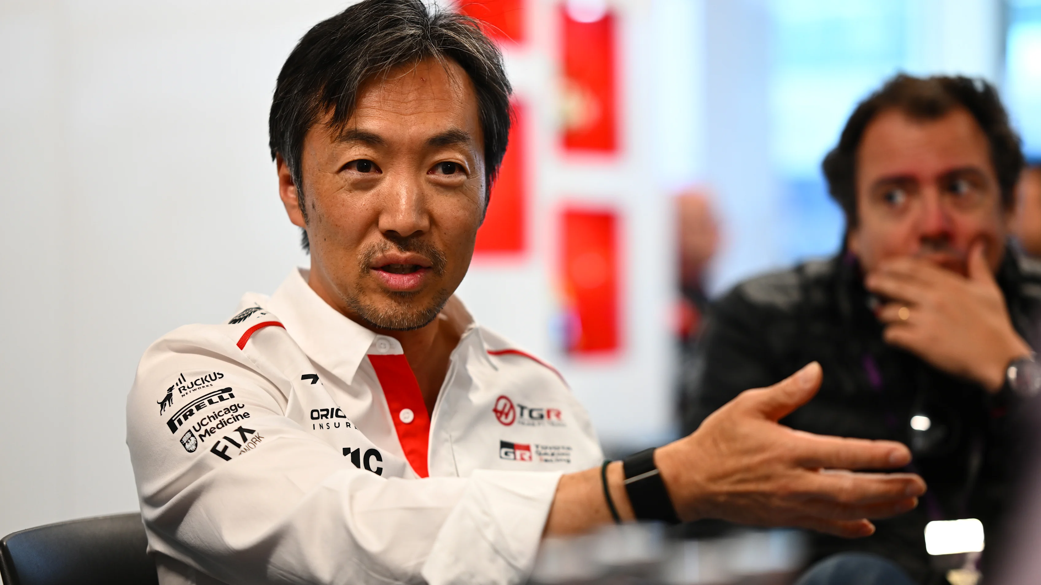 Ayao Komatsu, director del equipo Haas de Fórmula 1, gesticulando durante una conferencia de prensa en el paddock.