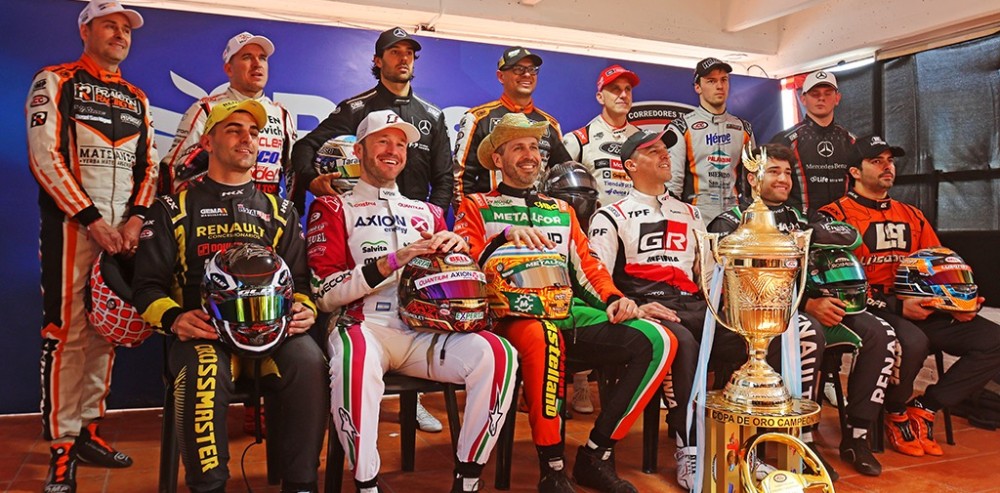 Pilotos clasificados a la Copa de Oro del Turismo Carretera junto al trofeo oficial de la categoría.