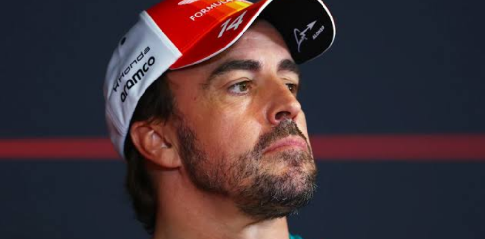 Fernando Alonso con la indumentaria de Aston Martin en el paddock de la Fórmula 1.