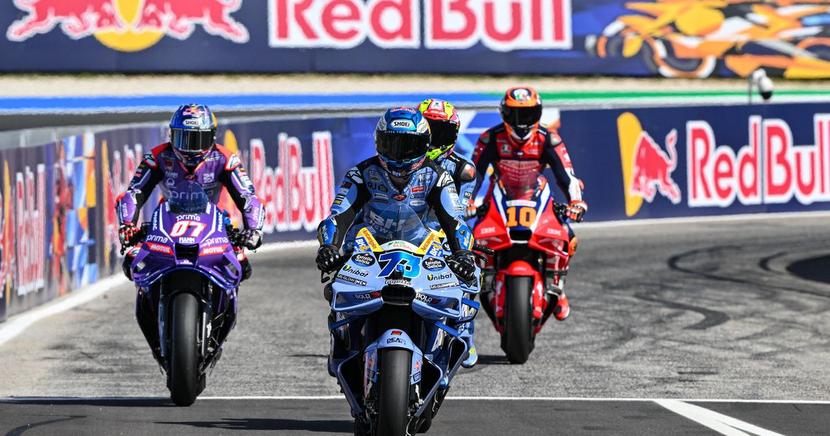 Motos acelerando en la pista durante una sesión de la categoría reina