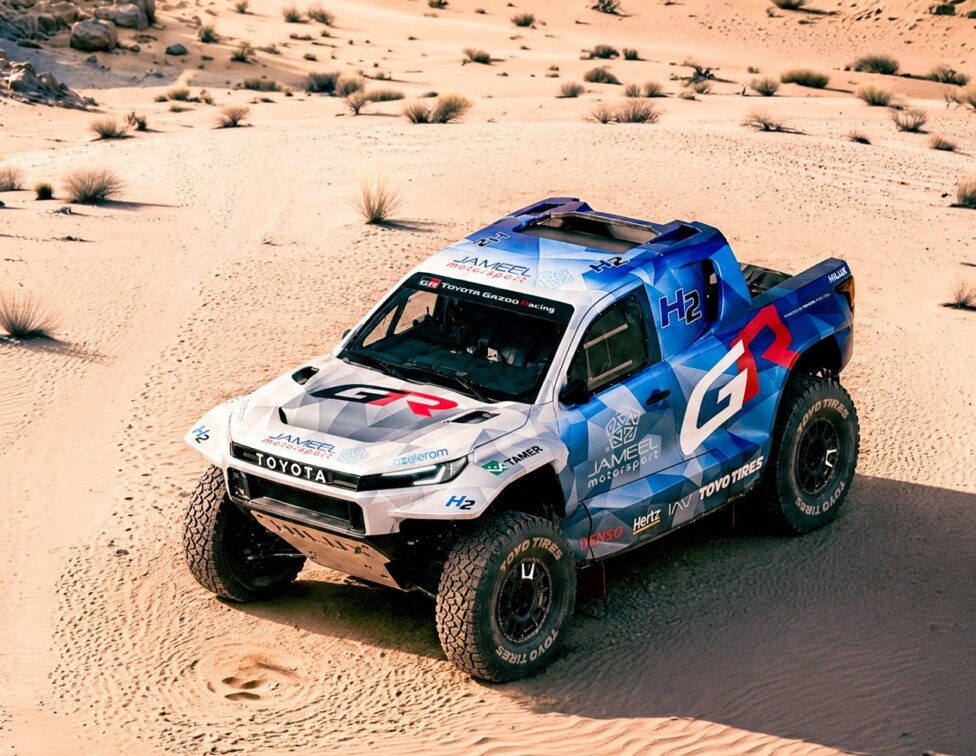 Prototipo de Toyota Hilux propulsado por hidrógeno en pruebas en el desierto.
