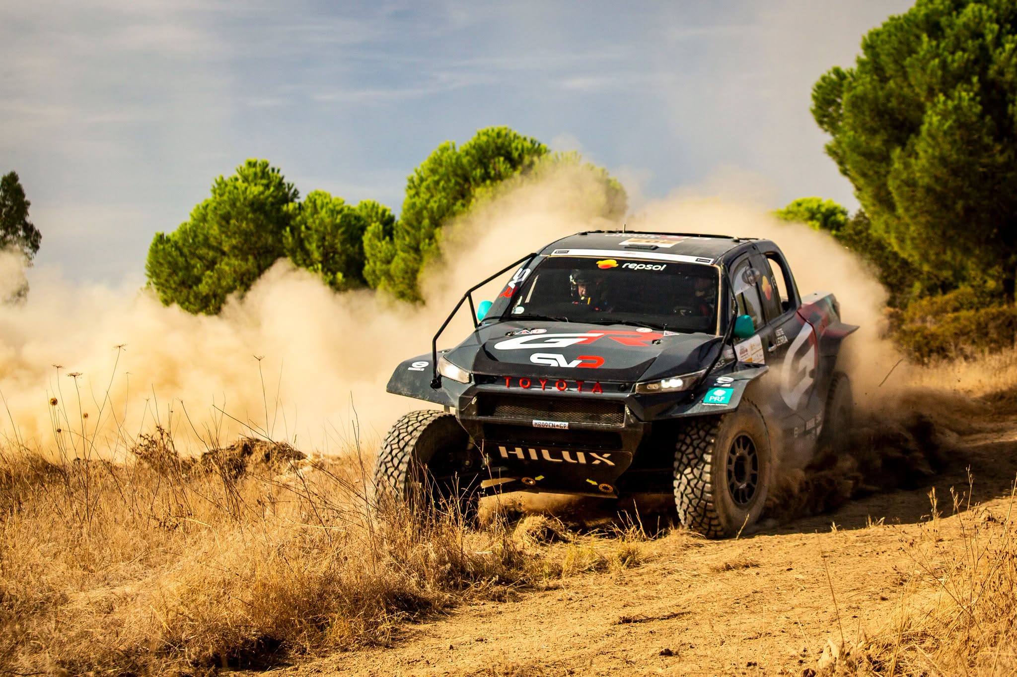 La Toyota Hilux Evo de João Ferreira y Filipe Palmeiro en plena acción sobre los caminos de tierra de la Baja portuguesa.