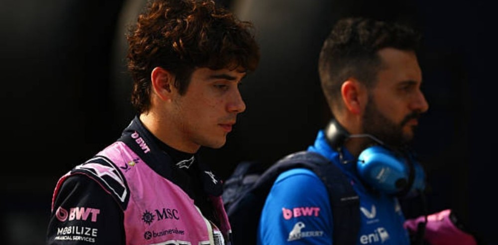 Franco Colapinto junto a un miembro del equipo Alpine en el circuito de Sepang.