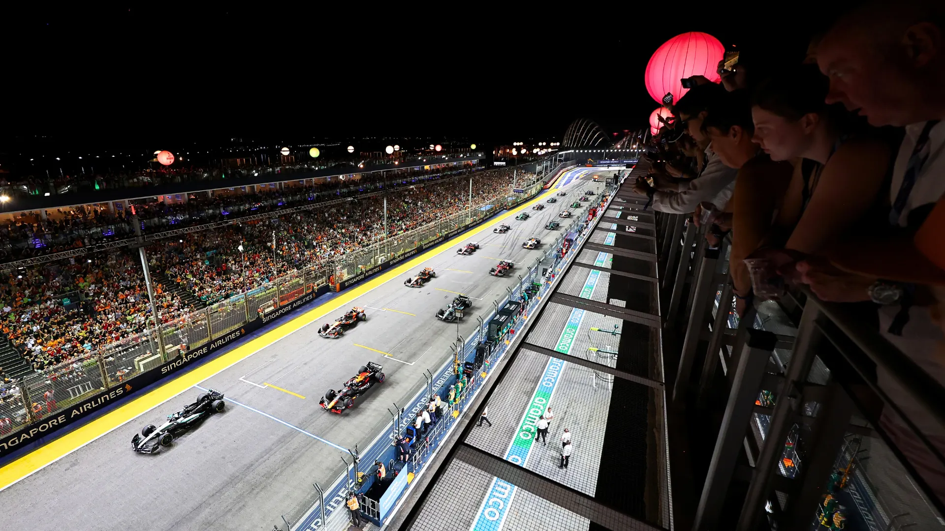 Vista panorámica nocturna del circuito callejero de Marina Bay durante la actividad oficial de la Fórmula 1 en Singapur.