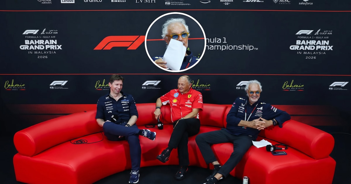 Flavio Briatore junto a James Vowles y Frédéric Vasseur durante la conferencia de prensa oficial en la Fórmula 1.