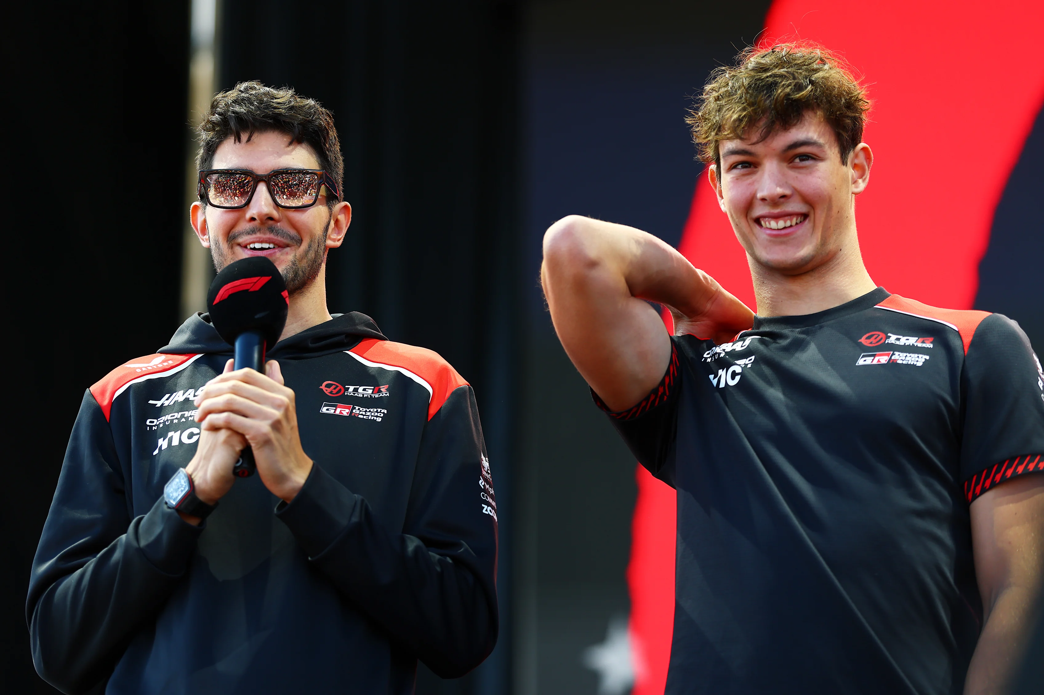 Esteban Ocon y Oliver Bearman en el paddock de la Fórmula 1