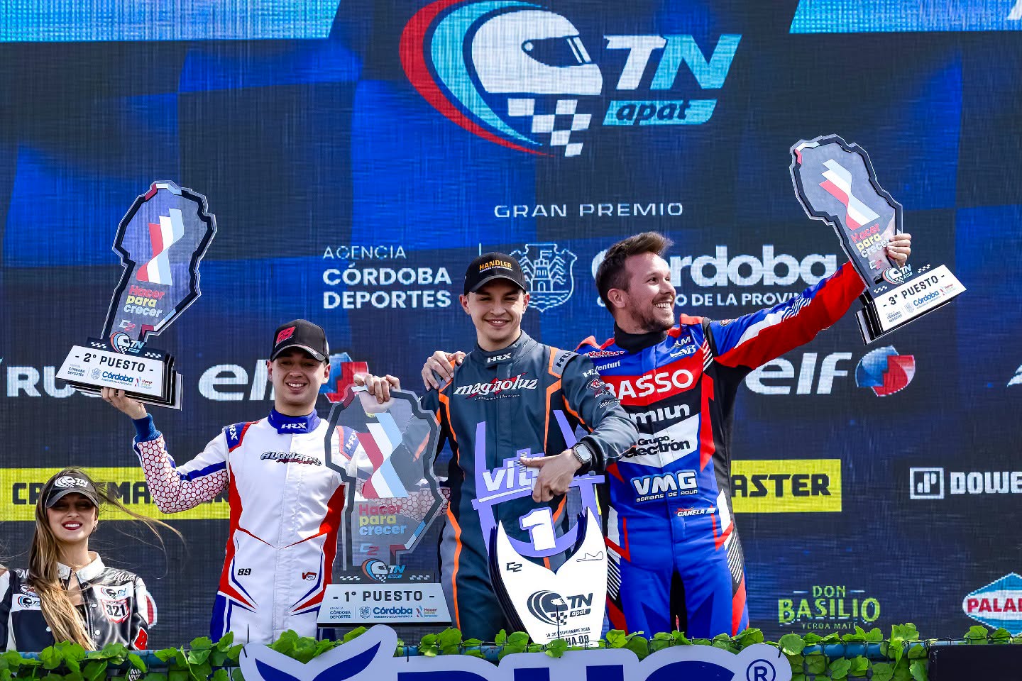 Gastón Iansa en el podio tras su victoria en el Turismo Nacional