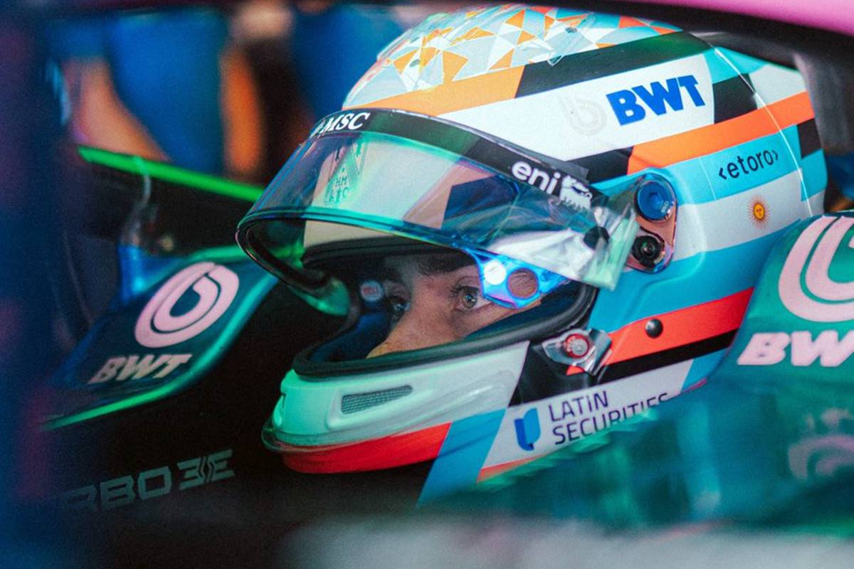 Franco Colapinto con el casco y el buzo antiflama de Alpine en la Fórmula 1.