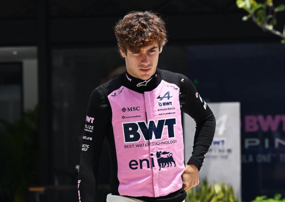 Franco Colapinto en el paddock del circuito de Sepang durante las prácticas de la Fórmula 1 con Alpine.