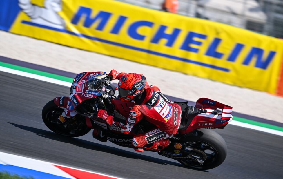 Marc Márquez durante la competencia en Misano