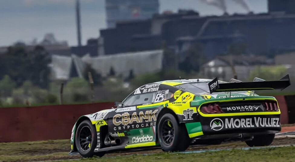 Ford Mustang del TCM Racing Team en pista