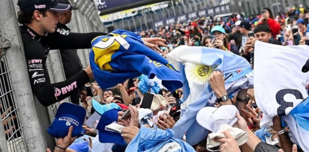 Franco Colapinto saluda a los fanáticos argentinos en el circuito
