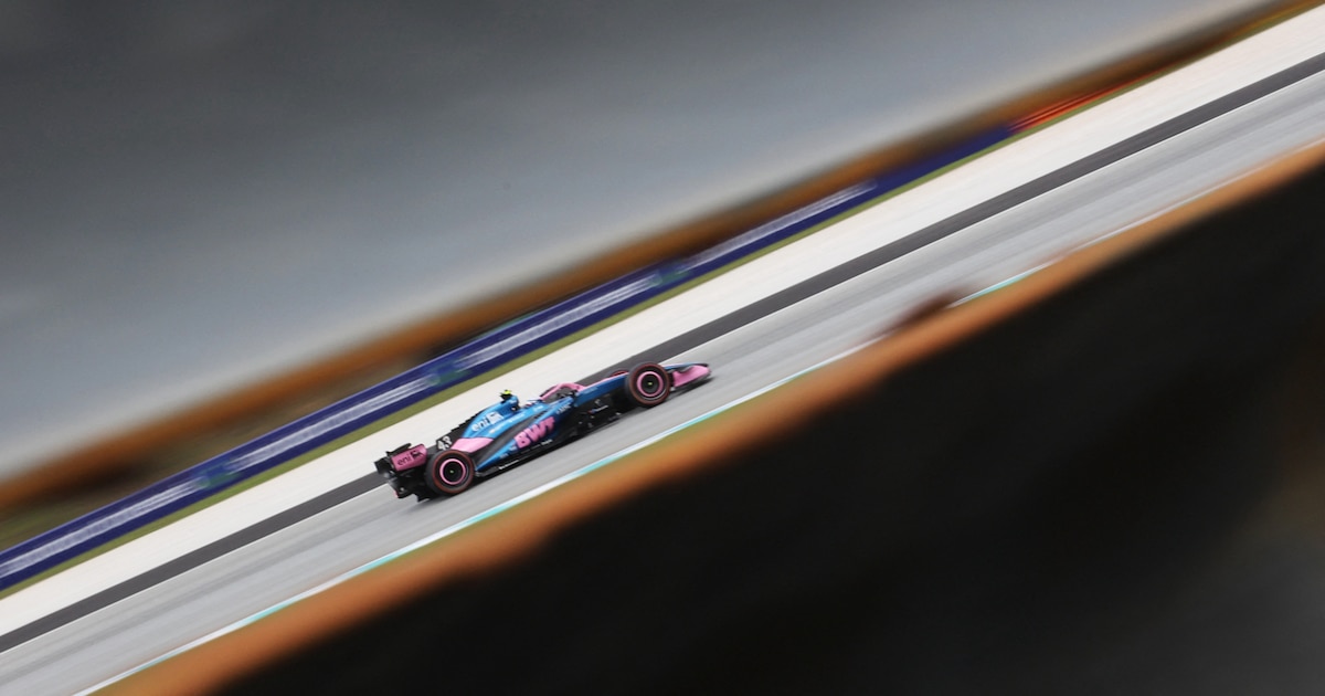 Un monoplaza de Alpine en plena aceleración sobre el asfalto del circuito de Sepang.