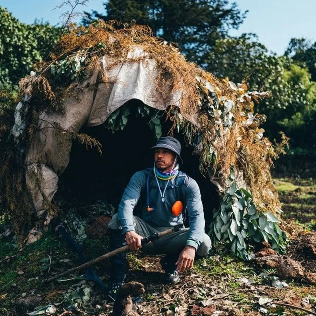 Lewis Hamilton durante su viaje de inmersión cultural en África