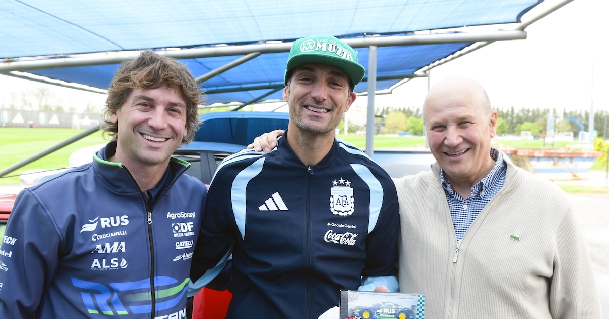 Lionel Scaloni junto a Juan Antonio De Benedictis y Gastón Mazzacane en el predio de la AFA en Ezeiza.