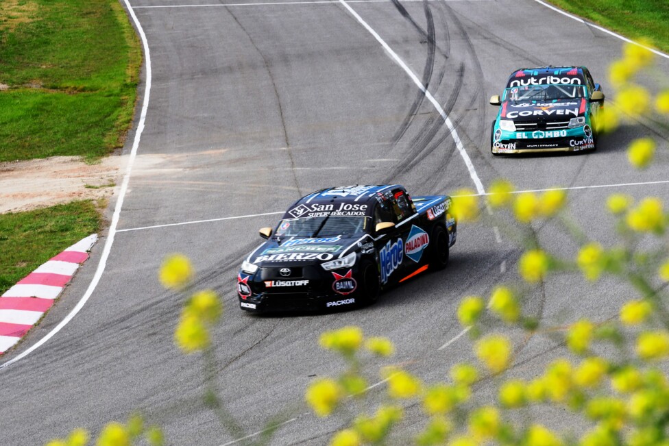 Las Toyota Hilux y Ford Ranger en plena aceleración por el circuito perimetral del autódromo Juan Manuel Fangio de Balcarce.