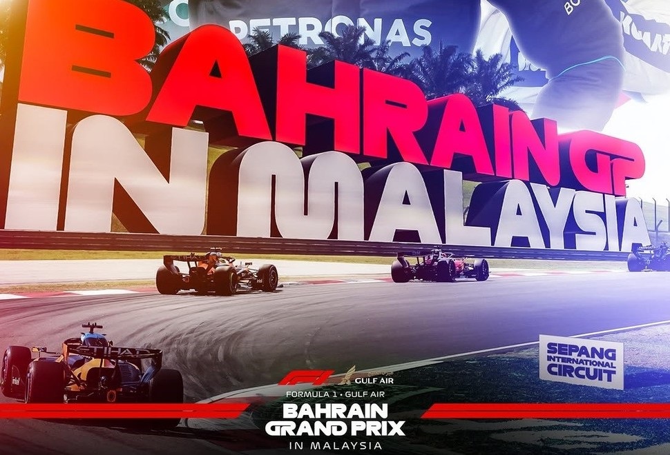 Monoplazas de Fórmula 1 acelerando en el circuito de Sepang bajo la cartelería del Gran Premio de Bahréin en Malasia.