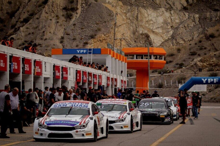 Autos del Top Race en los boxes del autódromo El Zonda de San Juan