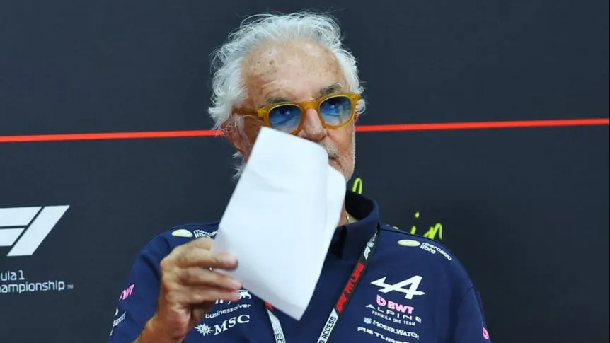 Flavio Briatore, jefe de Alpine, sostiene una hoja de papel durante una conferencia de prensa en la Fórmula 1.