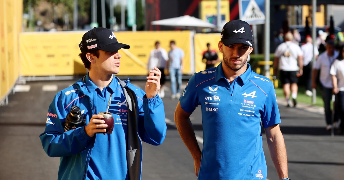 Franco Colapinto y Pierre Gasly caminando juntos en el paddock durante la previa del Gran Premio de Azerbaiyán de la Fórmula 1.