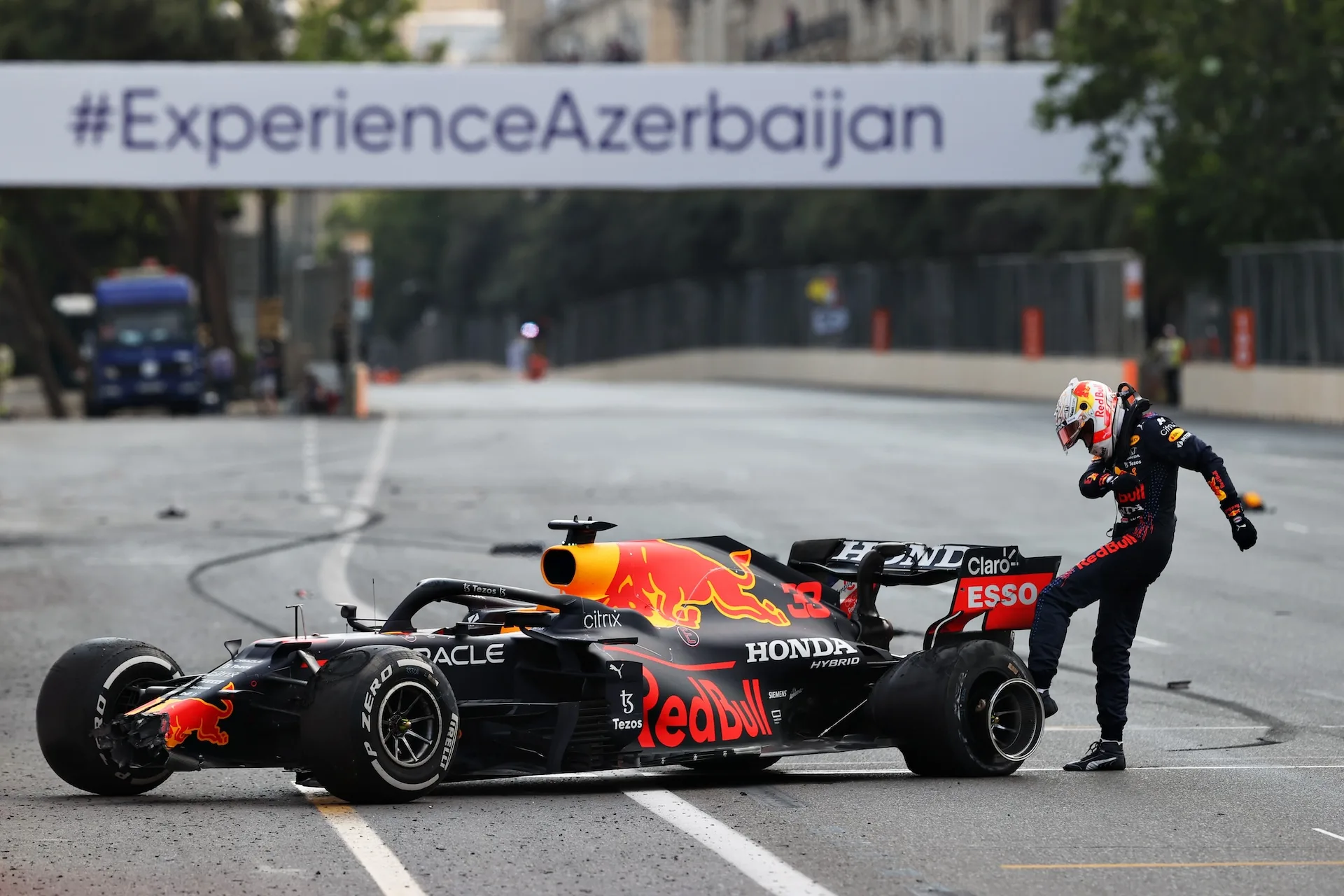 El piloto Max Verstappen reacciona tras un incidente en el Gran Premio de Azerbaiyán.
