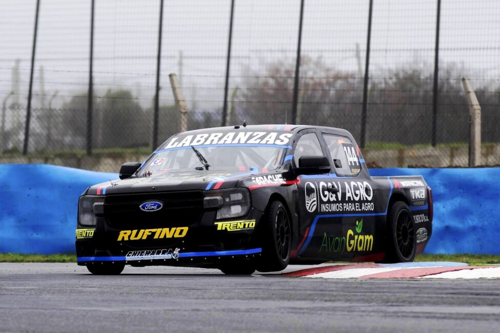 La Ford Ranger número 144 de Faustino Cifre en el autódromo Juan Manuel Fangio de Balcarce.