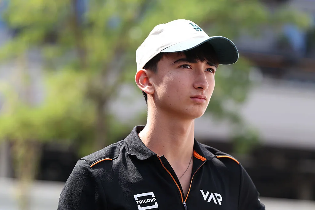 Enzo Deligny en el paddock de la Fórmula 3