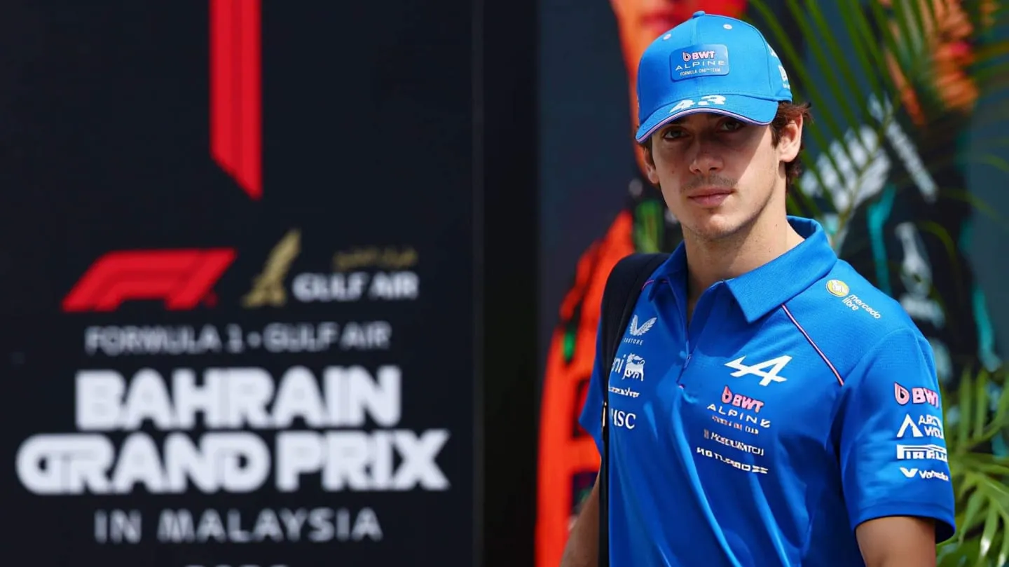 Franco Colapinto en el paddock durante la actividad oficial de la Fórmula 1.