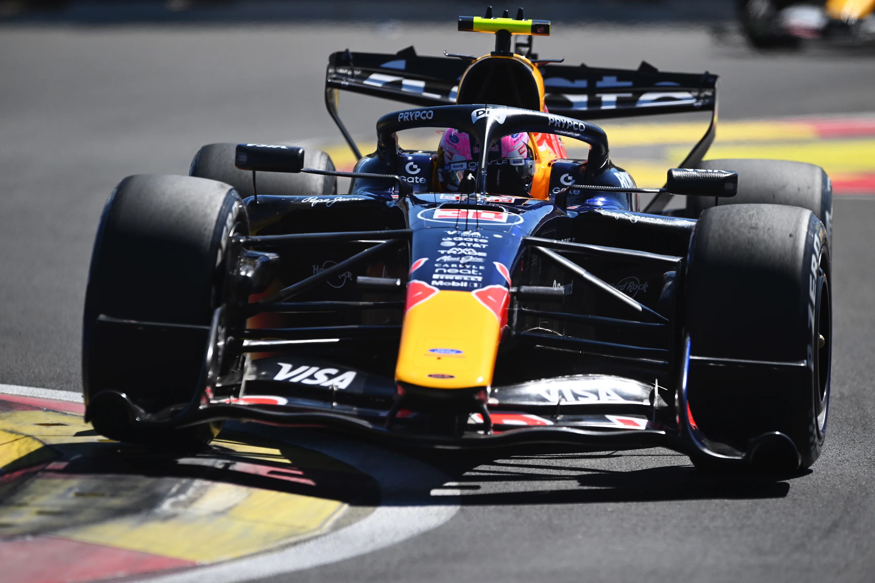 Liam Lawson a bordo del monoplaza de Red Bull en el Gran Premio de España.