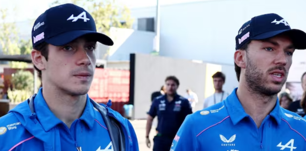 Franco Colapinto y Pierre Gasly conversando en el paddock de Alpine en la Fórmula 1.