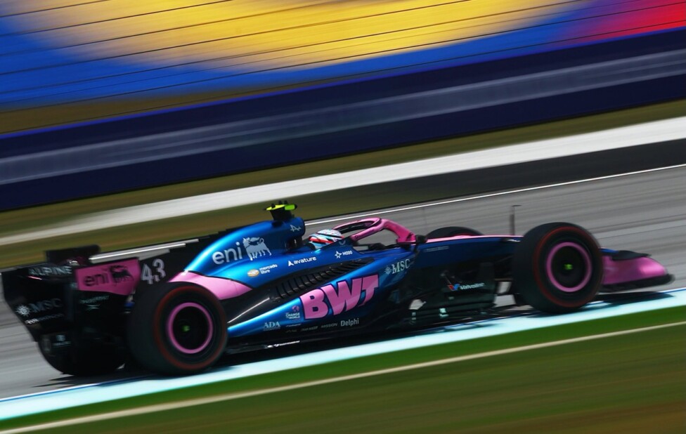 Franco Colapinto en pista a bordo del Alpine A526 durante los entrenamientos en Sepang.
