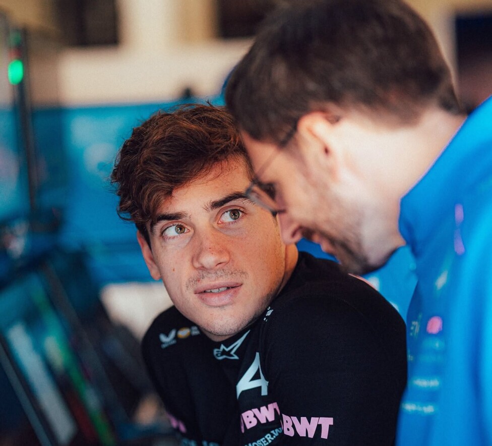 Franco Colapinto conversando con ingenieros durante su jornada de preparación en la fábrica de Alpine.