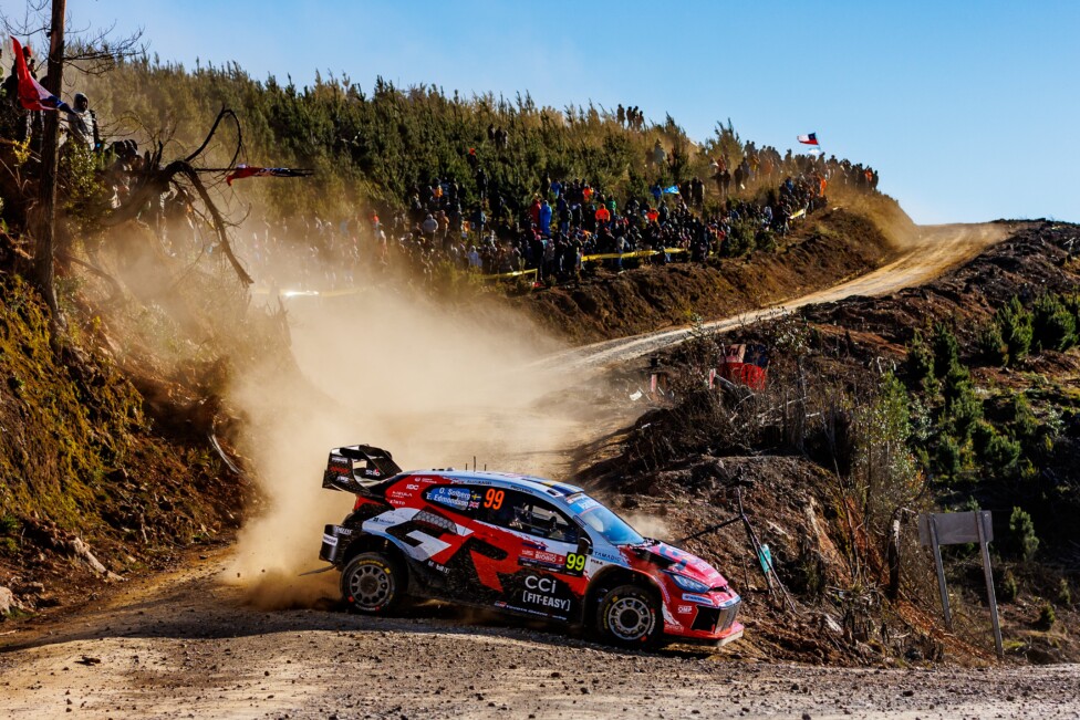 Vehículo Toyota GR Yaris Rally1 de Oliver Solberg compitiendo en un tramo de tierra del Rally Chile.