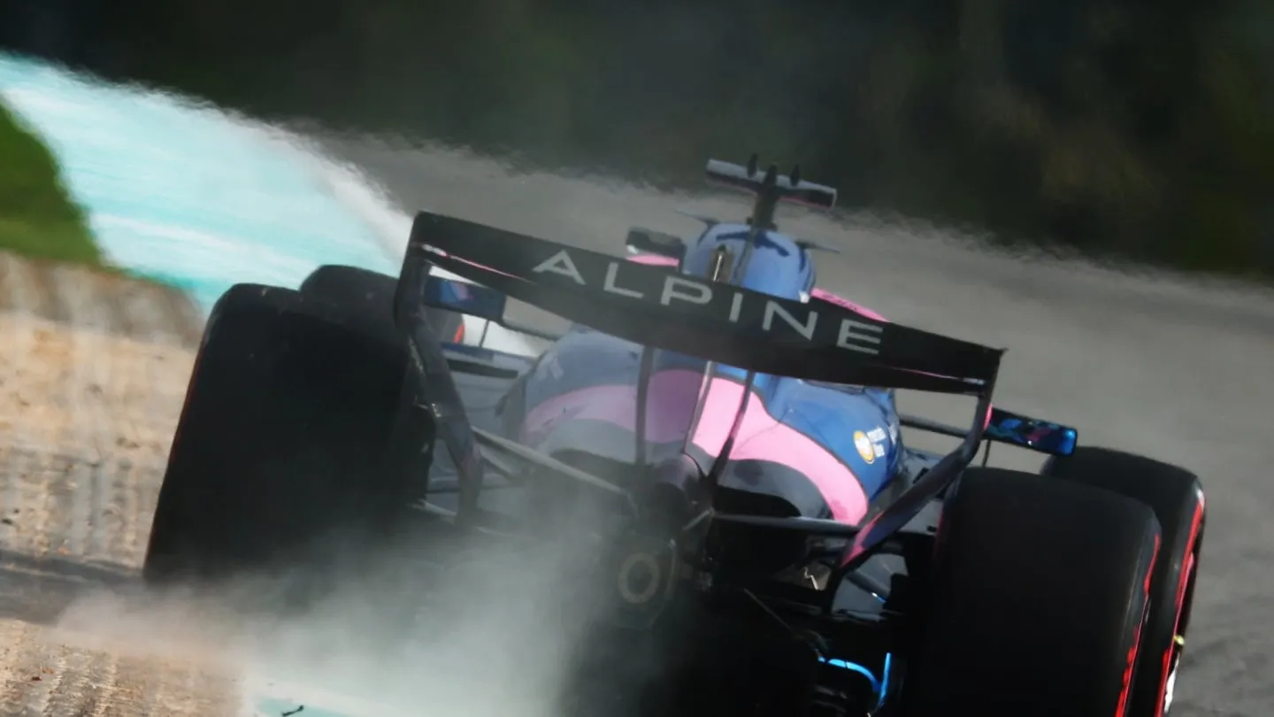 El monoplaza de Alpine transitando por el circuito de Sepang durante el Gran Premio de Malasia de Fórmula 1.