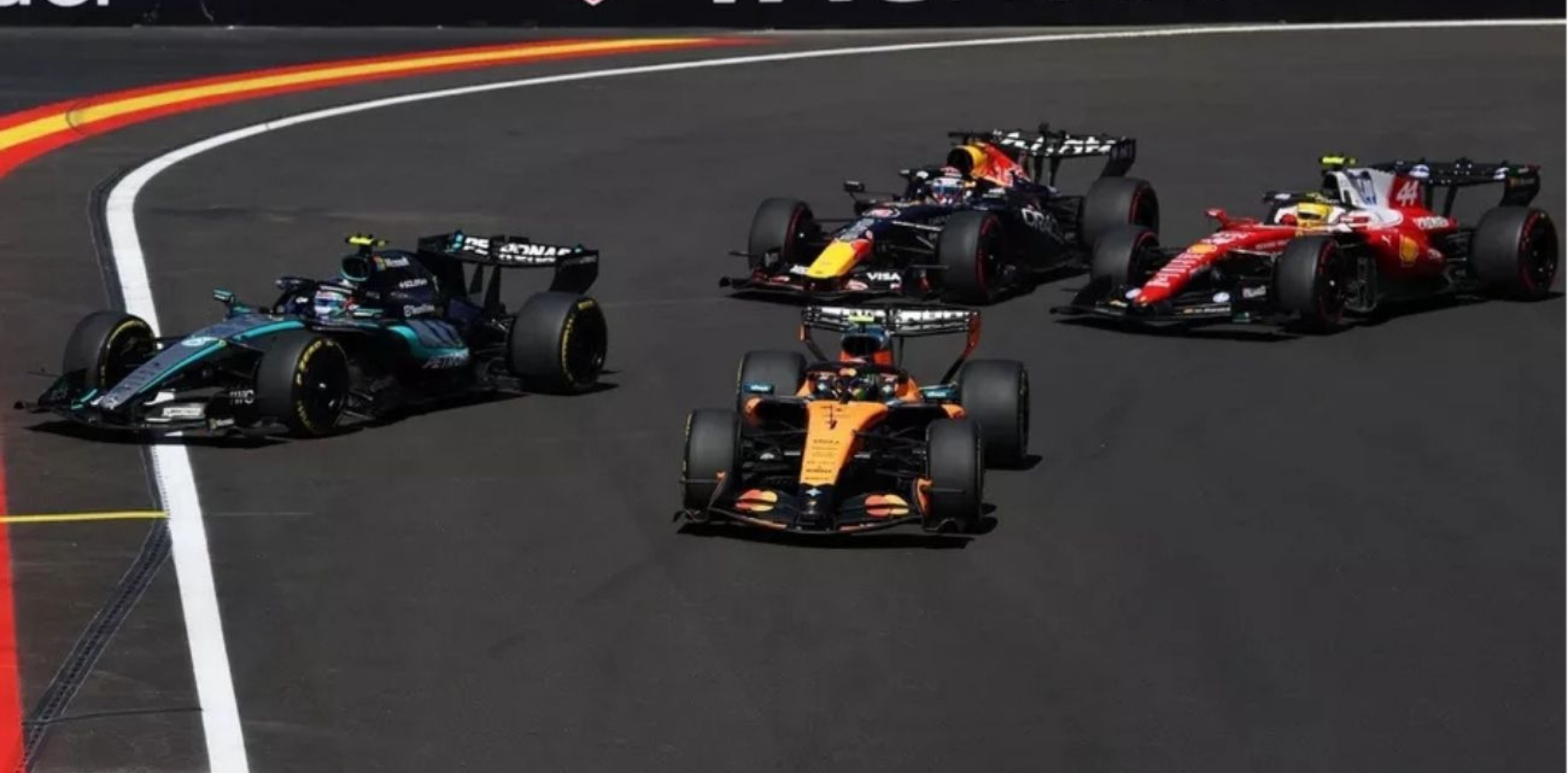 Monoplazas de Fórmula 1 compitiendo en pista durante una carrera.