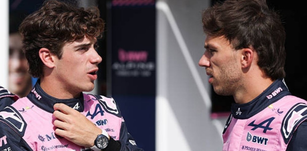 Franco Colapinto y Pierre Gasly conversando en el box de Alpine durante la actividad previa en la Fórmula 1.