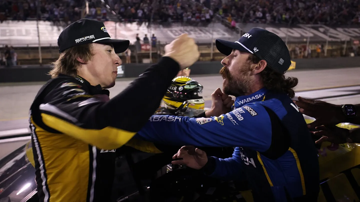 Ryan Blaney y Carson Hocevar durante el enfrentamiento en los boxes de Bristol.