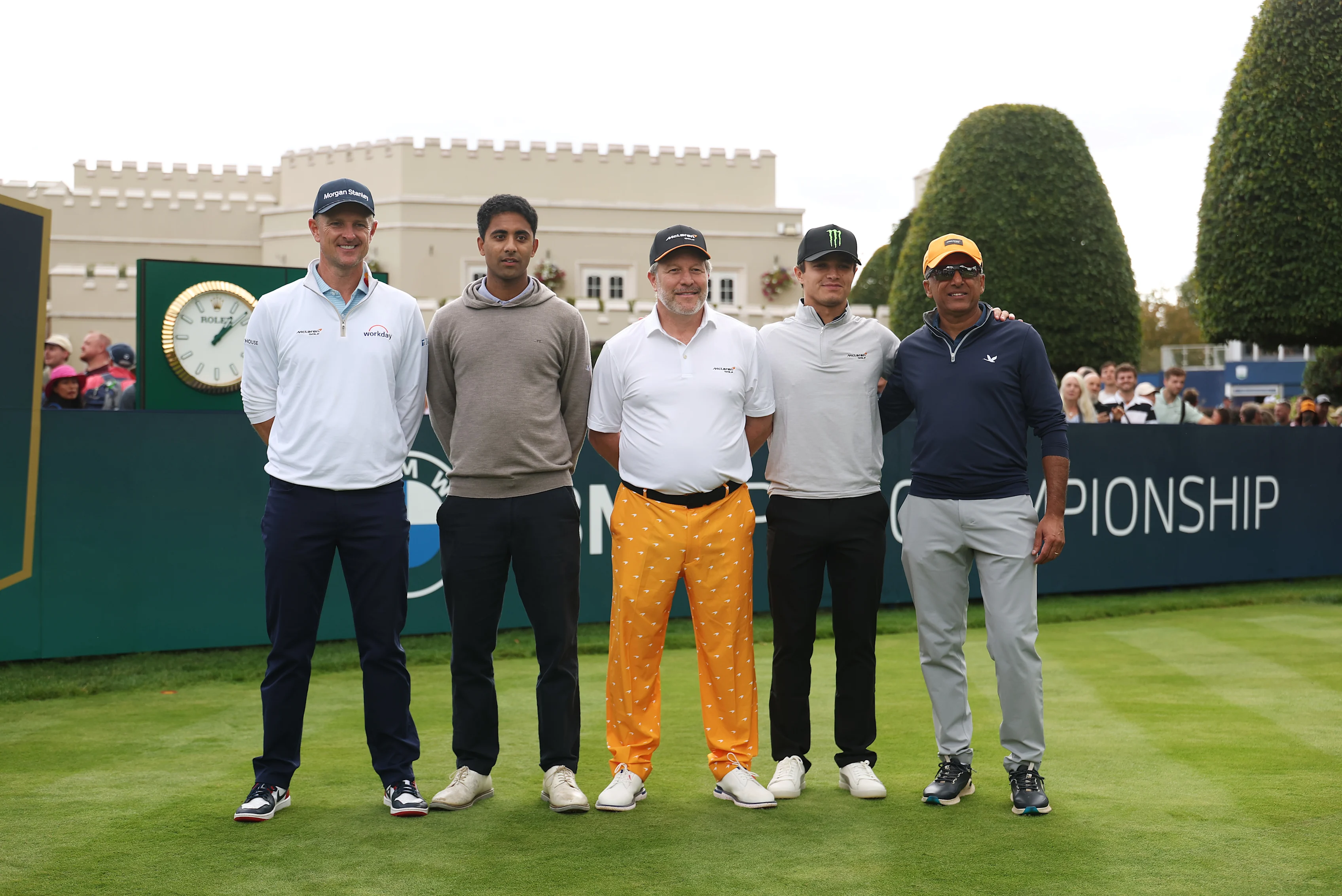 Justin Rose junto a Zak Brown y Lando Norris en el campo de golf de Wentworth durante el BMW PGA Championship.