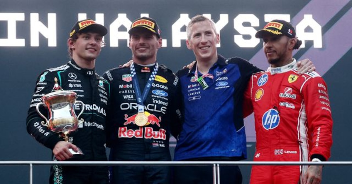 Andrea Kimi Antonelli, Max Verstappen, Liam Lawson y Lewis Hamilton en el podio de la Fórmula 1 en Malasia.