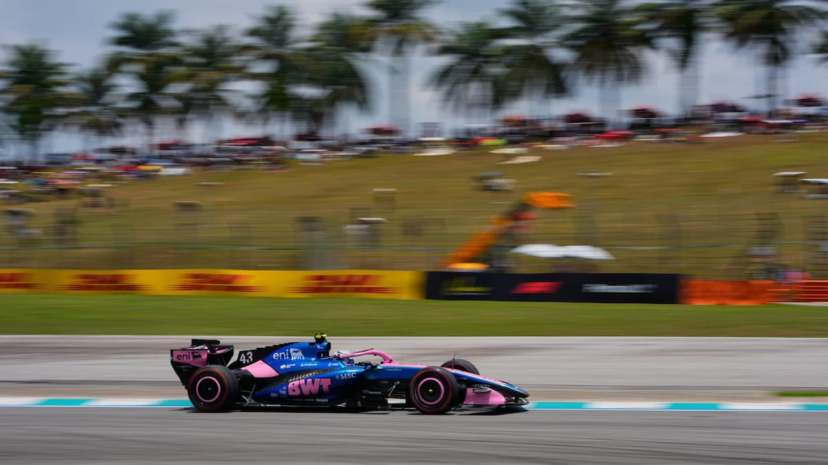 Franco Colapinto transita con su monoplaza en el circuito de Sepang durante la última práctica libre en Malasia.