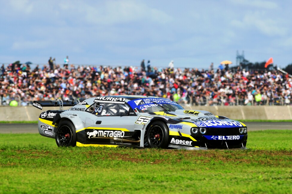 Vehículo de competición en el autódromo de San Nicolás durante la actividad del fin de semana.