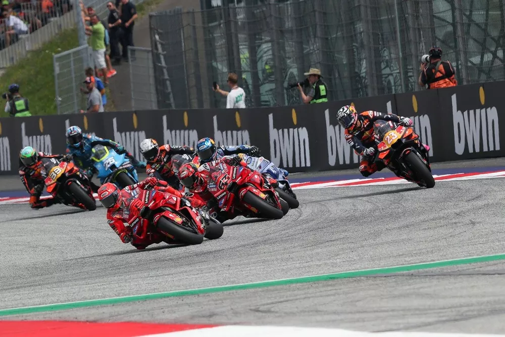 Competencia de MotoGP en pista durante una fecha del campeonato