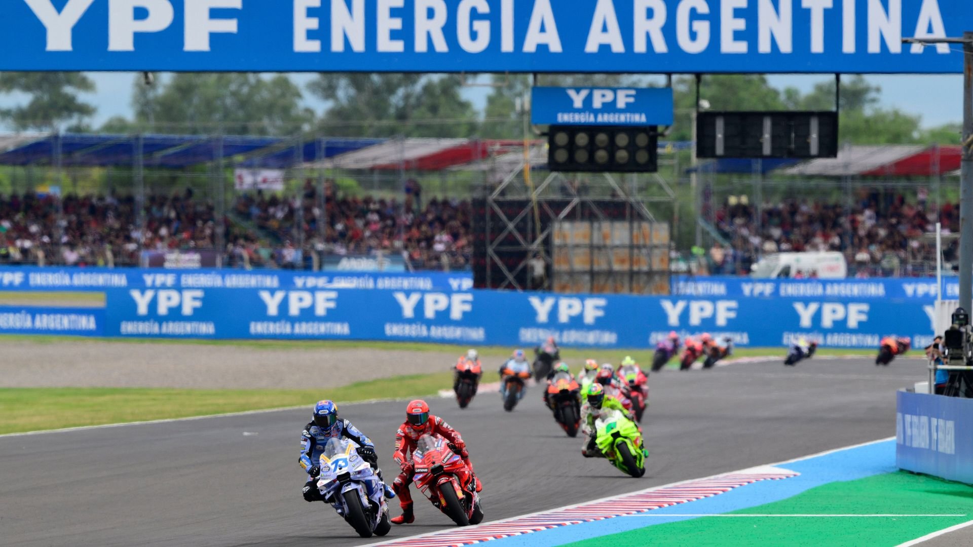 Moto en pista durante una competencia de MotoGP